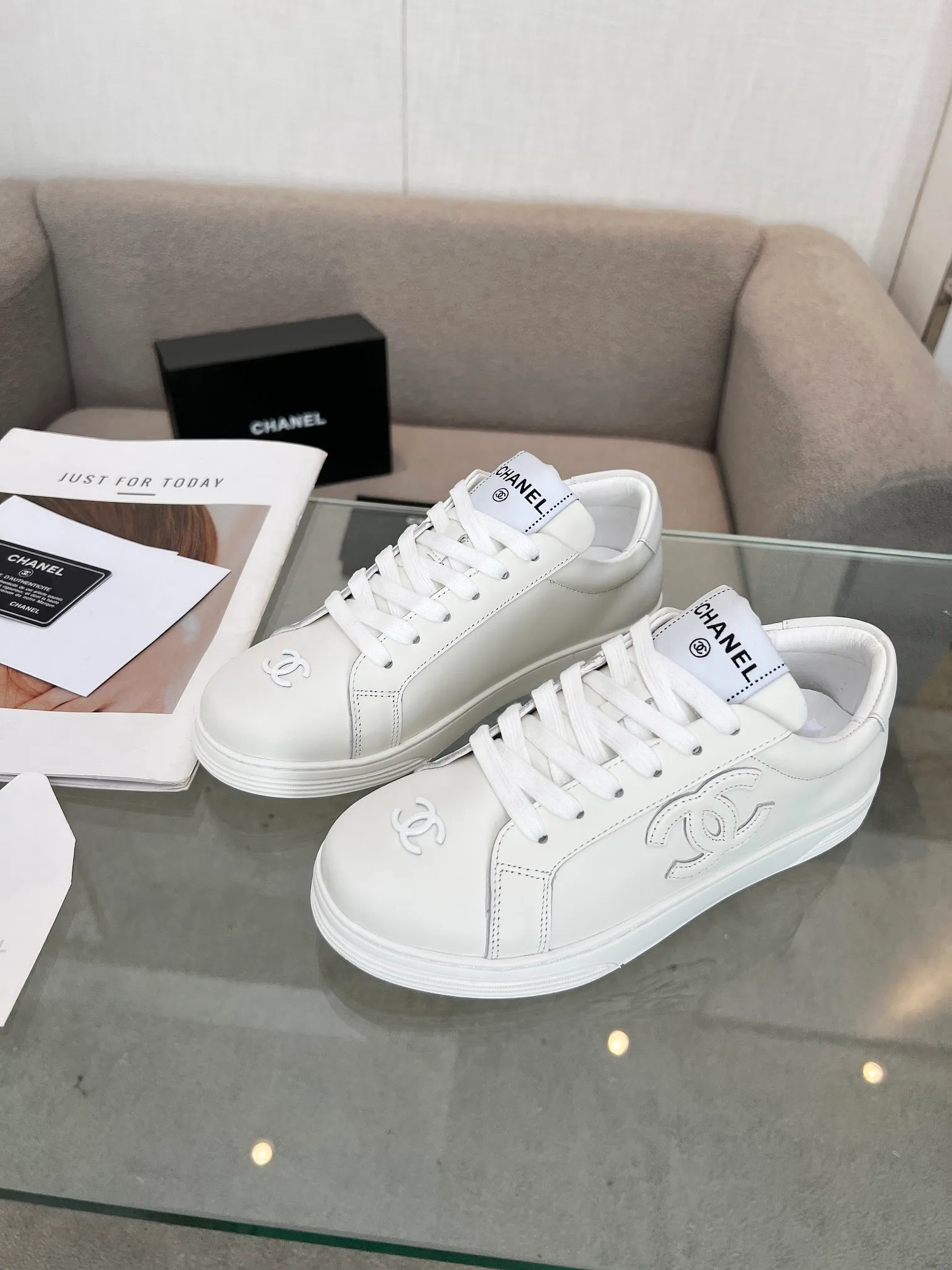 👟👟Ex-factory price 520👟👟Chanel Chanel 24SF latest model full leather panda color white shoes casual sports shoes skateboard shoes original purchase and development production Xiaoxiang C Home Another super popular item in the counter, loved by Internet celebrity bloggers and sisters, and various praises on social platforms. It is very popular, has a high texture, is breathable and super spring and summer. Seeing this issue always arouses the inner desire of girls for fashion. The latest suede material, classic black and white color, full of fashionable feeling on the feet, easy to care for. Fabric: Original customized imported cowhide material. Lining: Customized soft sheepskin lining. Sole: Original molded TPU non-slip outsole. Bottom thickness: 2.5CM. Size: Women's size 35-40 (custom-made sizes 40 are non-refundable)